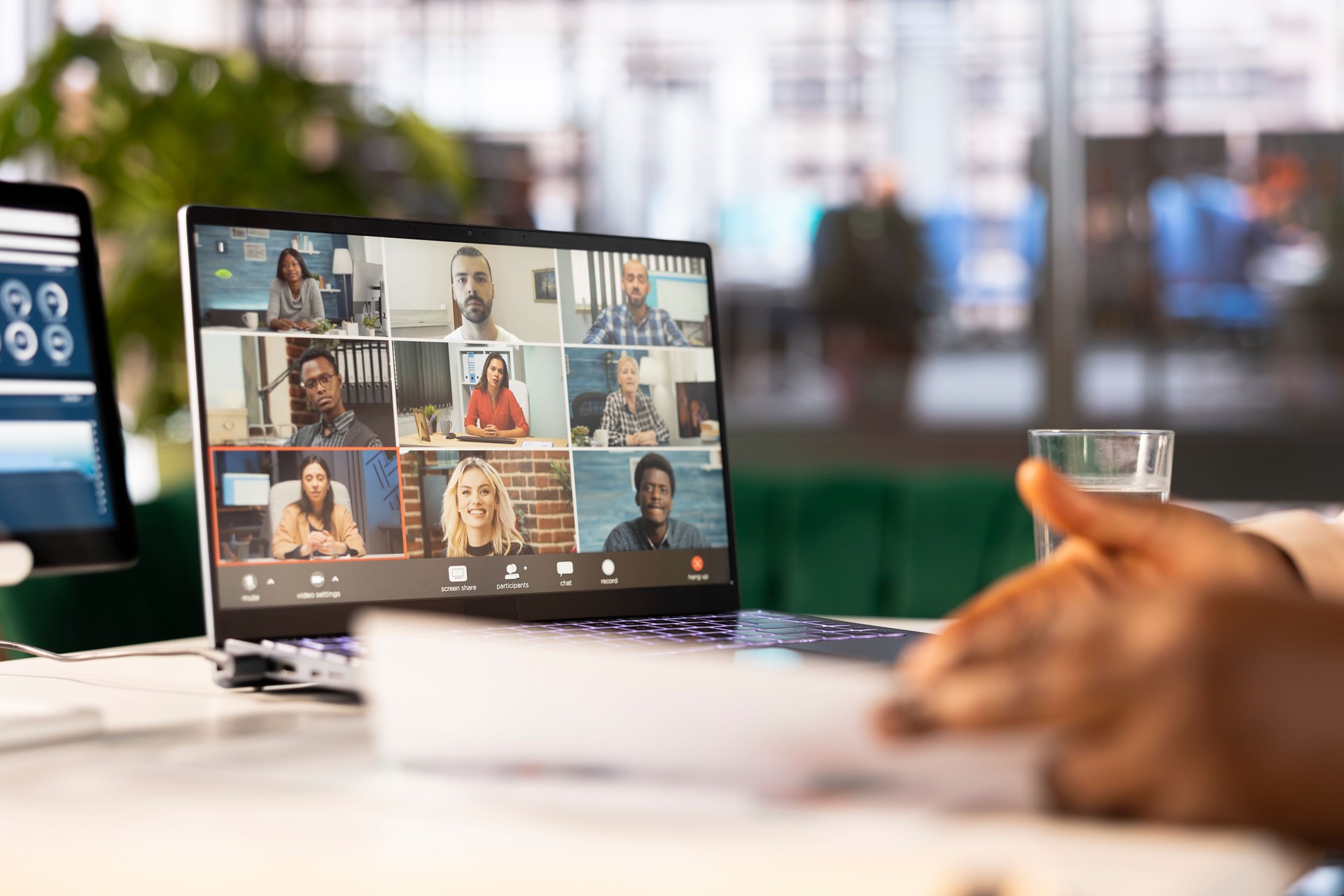 Primer plano del gerente en una reunión de videoconferencia analizando el rendimiento de las ventas