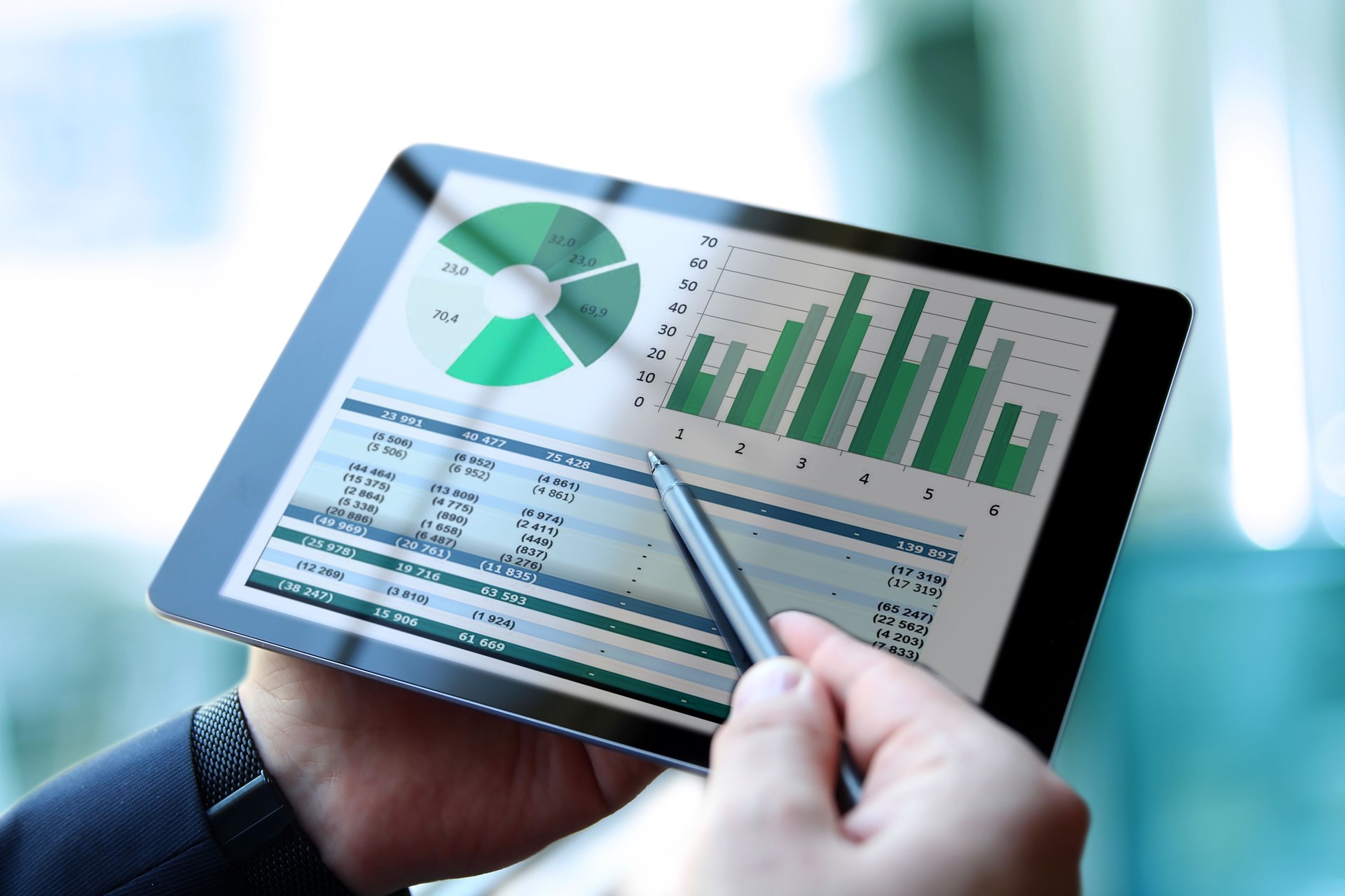 Hombre de negocios trabajando y analizando cifras financieras en un gráfico usando una tableta