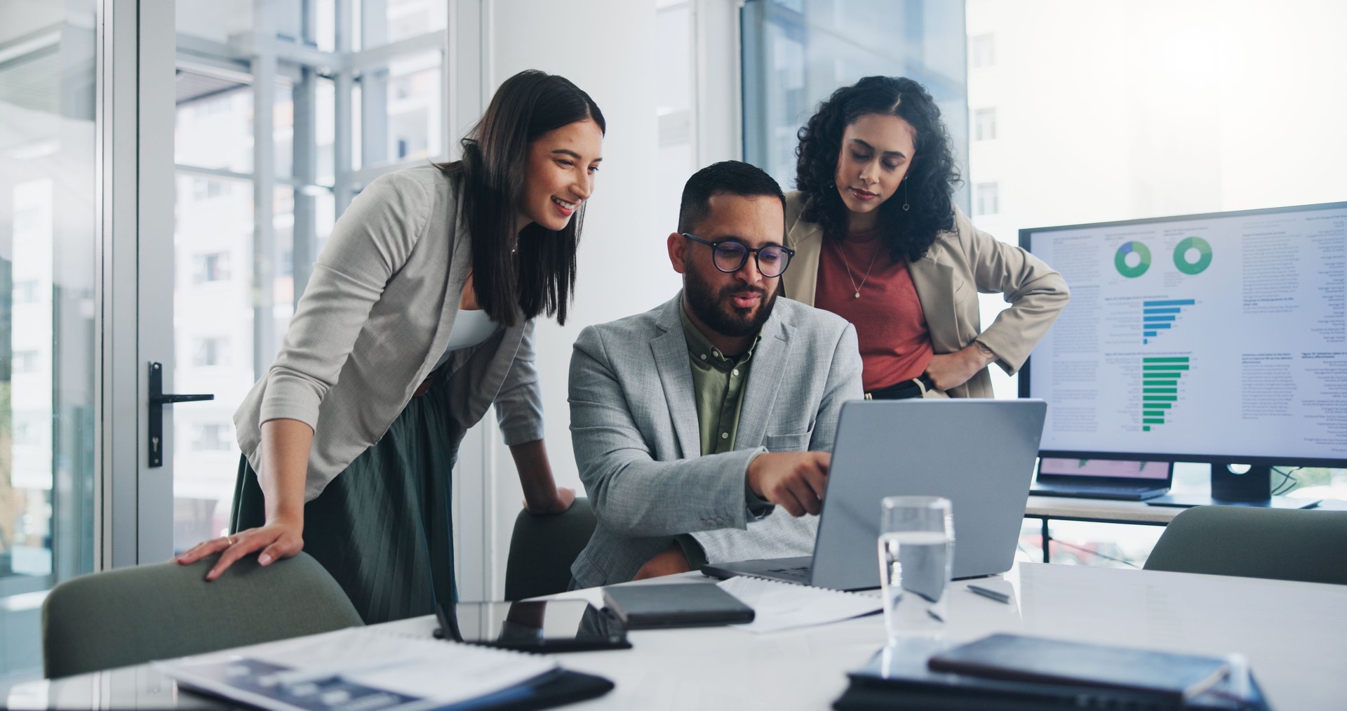 Trabajo en equipo, reuniones e ideas de solución o decisión para el negocio, el lugar de trabajo o la empresa. Grupo, personas y discusión con tecnología en la planificación, colaboración para el crecimiento en lluvia de ideas o proyecto